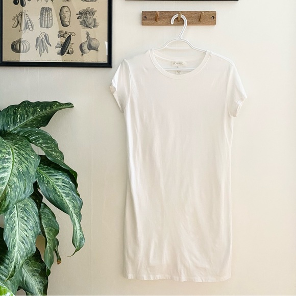 Long White Basic T-Shirt - FREE WITH BUNDLE - Picture 4 of 6